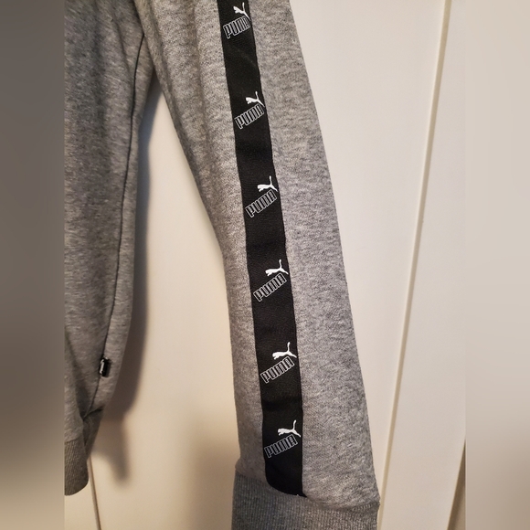 Size Medium Women's Puma kangaroo sweatshirt - Picture 3 of 6